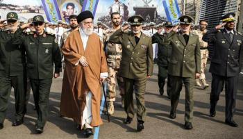 خامنئي يتوسط مجموعة من مليشيا الحرس الثوري