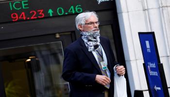 متداول أمام بورصة نيويورك - رويترز