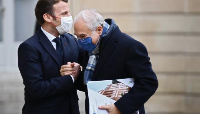 une poignée de main entre Gurria et Macron 