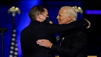 هانتر بايدن يحيي والده بعد إعلان فوزه بالانتخابات الرئاسية