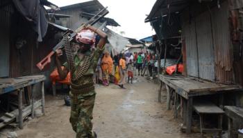 جندي صومالي في أحد أسواق العاصمة مقديشو - أ.ف.ب