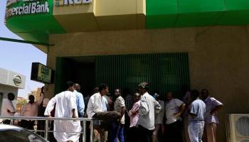 سودانيون أمام ماكينة صراف آلي - أرشيفية