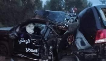 حطام سيارة بموقع حادث تعرض له موكب وزير الداخلية في تونس