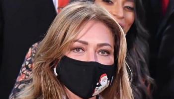 الفنانة ليلى علوي، ترتدي الكمامة في احتفالية الكريسماس بكنيسة سان جوزيف بالعاصمة المصرية القاهرة.