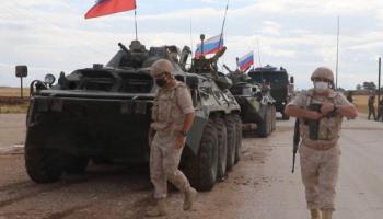 قوات روسية يوفرون الحماية لأحد الطرق في سوريا