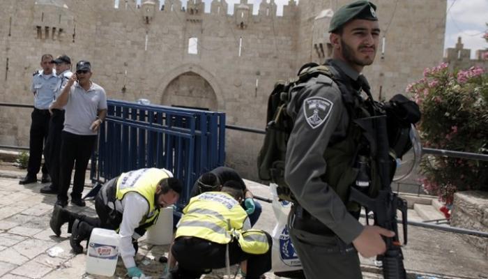 جندي إسرائيلي في مكان عملية طعن سابقة