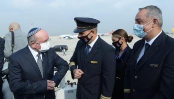 قائد الطائرة مع رئيس الوفد الإسرائيلي مائير بن شبات