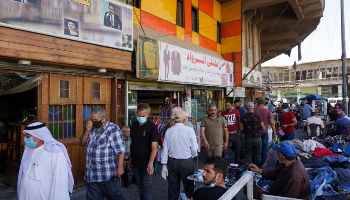 مواطنون عند مدخل شارع الرشيد ببغداد