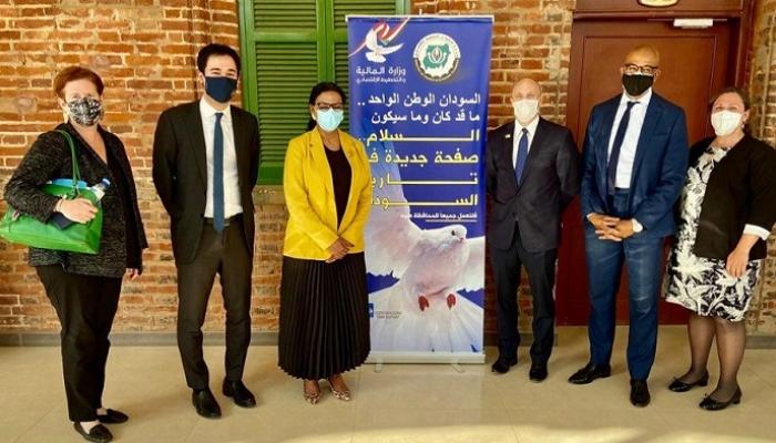 وزير المالية السودانية خلال لقاء المسؤولين الأمريكيين