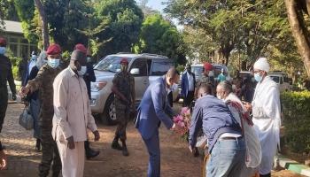 آبي أحمد خلال زيارته المنطقة التي شهدت مقتل العشرات