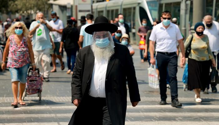 رجل يرتدي كمامة للوقاية من فيروس كورونا في إسرائيل