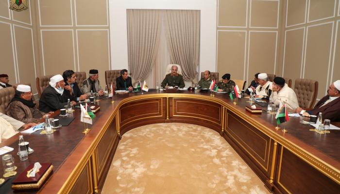 حفتر يلتقي وفداً من أعيان ومشائخ سرت. (القيادة العامة)