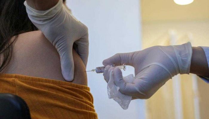 سيدة تحصل على لقاح كورونا المستجد