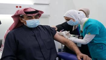 رئيس مجلس الوزراء الكويتي يتلقى الجرعة الأولى من لقاح كورونا