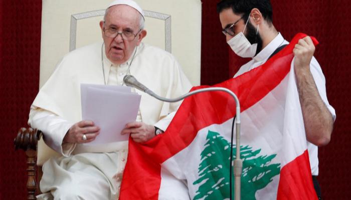 قداسة البابا فرنسيس مع علم لبنان - أرشيفية