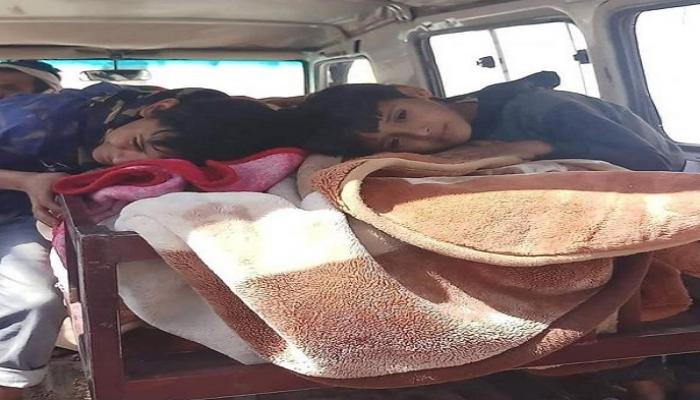 أبناء الضحية خلال وداعها في سيارة الموتى