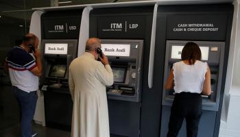 لبنانيون أمام ماكينات الصراف الآلي