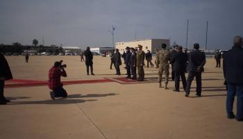 وزير دفاع تركيا خلال زيارته ليبيا