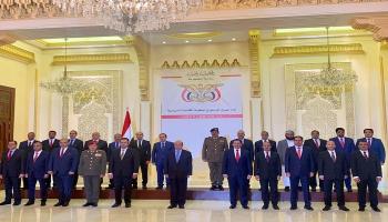الرئيس اليمني وسط أعضاء الحكومة الجديدة