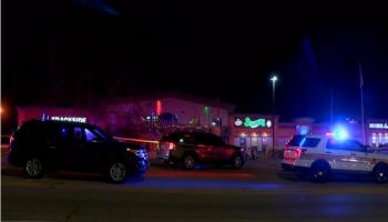 عدد من سيارات الشرطة بمحيط موقع الحادث في إلينوي  