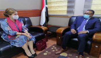 وزير الخارجية السوداني المكلف خلال لقاء سفيرة السويد