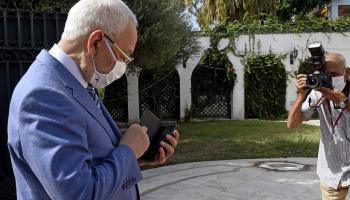 الغنوشي بينما يتفحص هاتفه