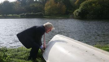 جونسون يعد أحد القوارب للصيد - ميرور