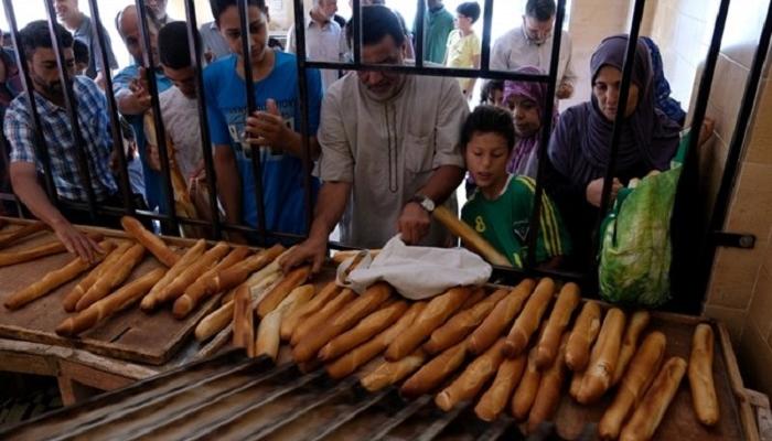 ليبيون أمام أحد المخابز- ريوترز