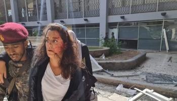 إحدى المصابات في حادث تفجير مطار عدن