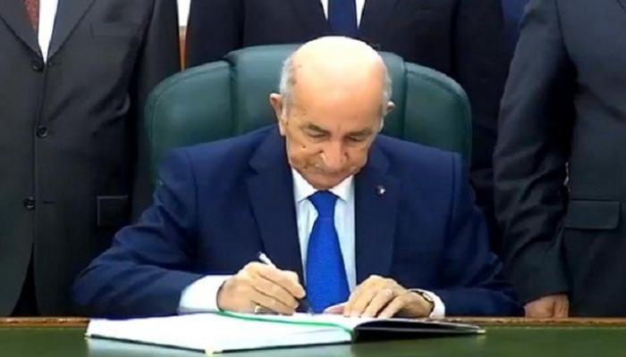 الرئيس الجزائري يستهل نشاطه بتوقيع موازنة 2021