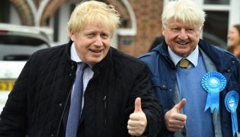 بوريس جونسون برفقة والده ستانلي - أرشيفية