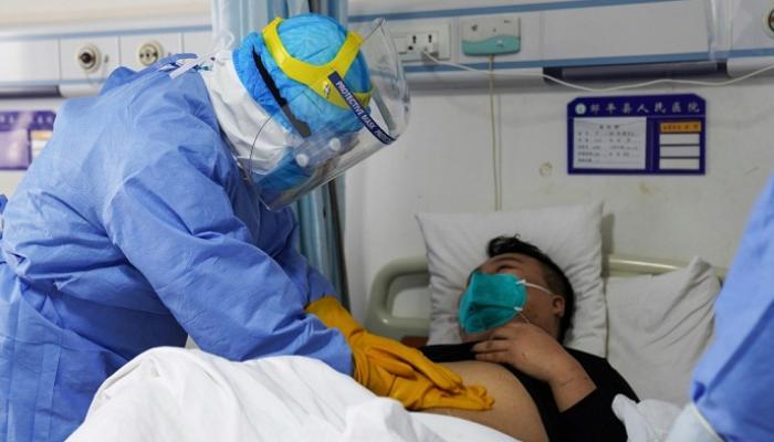 مريض مصاب بكورونا الجديد خلال خضوعه للفحوص الطبية بمستشفى بالصين