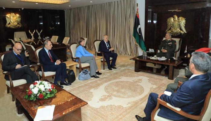 المشير خليفة حفتر قائد الجيش الليبي والمبعوث الأممي غسان سلامة