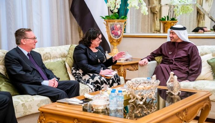 الشيخ عبدالله بن زايد خلال لقاء المسؤولين الدوليين