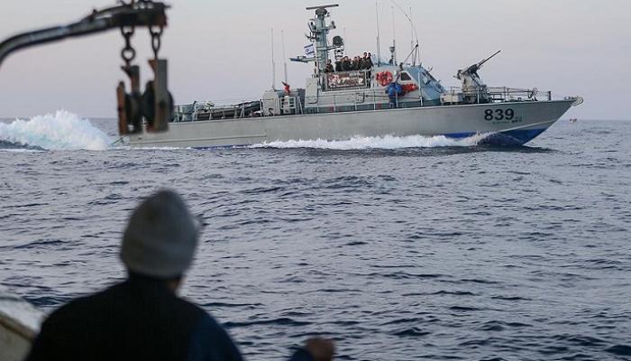 الاحتلال يعتقل 3 صيادين فلسطينيين قبالة غزة