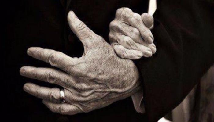 الزوج فارق الحياة بعد وفاة زوجته بـ12 ساعة