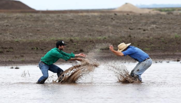 مزارعان يحتفلان بسقوط الأمطار شرق أستراليا