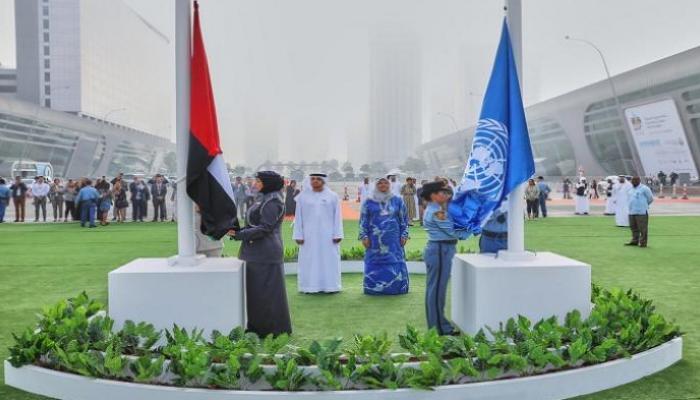 رفع علمي الإمارات والأمم المتحدة في أول أيام المنتدى