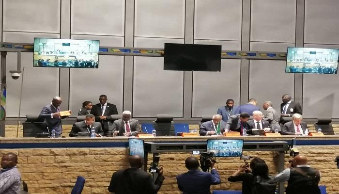 القمة تطالب بإنهاء الأزمة في ليبيا