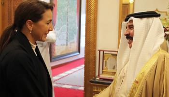 عاهل البحرين يستقبل مريم المهيري