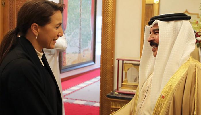 عاهل البحرين يستقبل مريم المهيري