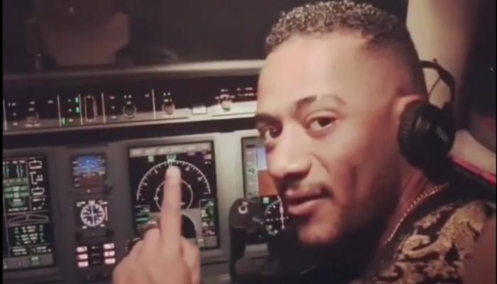 محمد رمضان داخل "قمرة القيادة" في الطائرة