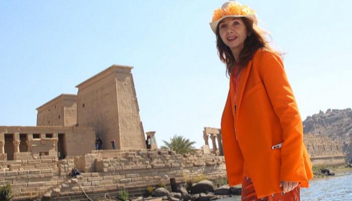 الممثلة الإسبانية فيكتوريا أبريل في معبد فيلة