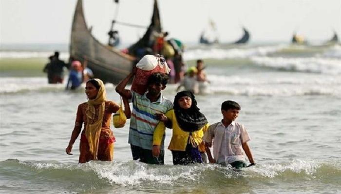 عائلات من الروهينجا في البحر هربا من العنف