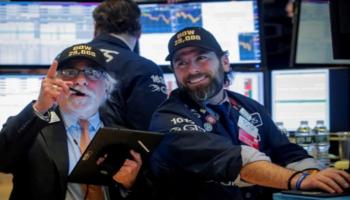 متعاملون أثناء التداول في بورصة نيويورك