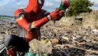 इंडोनेशिया: असली ‘हीरो’ है यह शख्स, जिसने स्पाइडर-मैन बनकर साफ किया कचरा
