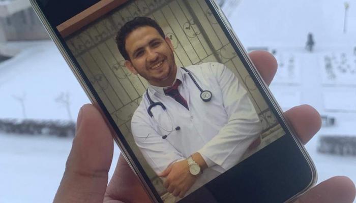 محمد استخدم التوكتوك الخاص بوالده ليساعد أسرته على المعيشة