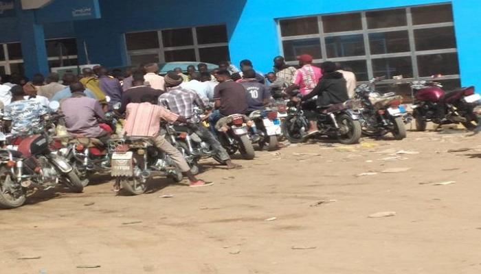 طوابير أمام إحدى محطات الوقود بالسودان
