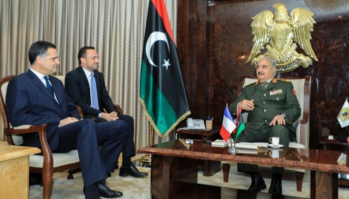 حفتر والمسؤول الفرنسي خلال اللقاء