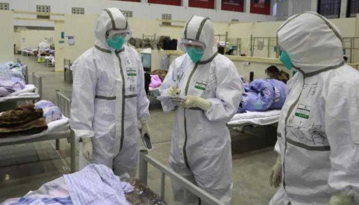 أعضاء الفرق الطبية المتابعة لحالات "كورونا" بالصين